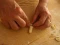 Questo video vi stupira'. Le vere orecchiette che escono dalle mani di mamma. Quanto bene ti voglio!