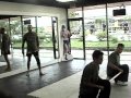[格闘技]タイの国技「ムエタイ」指導者の木の棒の蹴り折りデモのサムネイル1