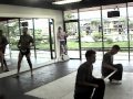 [格闘技]タイの国技「ムエタイ」指導者の木の棒の蹴り折りデモのサムネイル2