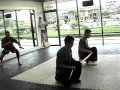 [格闘技]タイの国技「ムエタイ」指導者の木の棒の蹴り折りデモのサムネイル3