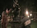 Casapound rivendica lazione portata a termine questa mattina, 27 novembre 2008 alle prime luci dellalba. Abbiamo incappucciato una ventina di statue della città, tra queste spiccano le statue di palazzo M, il bersagliere di piazza Roma e il bonificatore di piazza quadrata. Lazione è stata intrapresa in tutta Italia. Quello che segue è il comunicato di rivendicazione: 

 

Più di 2500 incidenti al giorno, tre morti quotidiane, 27 invalidi permanenti, per un bilancio complessivo che nel 2007 ha raggiunto le 1.200 vittime. 
Ogni maledetto giorno in Italia si muore sul lavoro, con cifre e proporzioni indegne di un Paese civile. Ogni maledetto giorno la Nazione cade strozzata dagli speculatori, dagli affaristi e dai loro padroni e padrini illustri. Contro lo scempio sociale delle morti sul lavoro, CasaPound Italia vuole aprire gli occhi di quegli italiani che qualcuno vorrebbe distratti dalle avventure, certo socialmente fondamentali, di ex parlamentari comunisti alle prese con reality e rotocalchi. Contro la disintegrazione dello stato sociale e della dignità del lavoro ormai non più contrastata da alcuna delle forze politiche sedicenti progressiste, CasaPound Italia ha nella notte deciso di incappucciare in tutte le città italiane le statue dei padri della patria per evitare ai loro occhi la vista di un dramma che ha responsabilità chiare, precise, evidenti. Responsabilità alla luce delle quali le lacrime da coccodrillo di politici, istituzioni, potentati e soprattutto sindacati danno semplicemente il voltastomaco. 
Perché non ci può essere Nazione dove padri e madri, figli e figlie continuano ad essere sacrificati ogni giorno sullaltare del calcolo, della speculazione, dellusura.