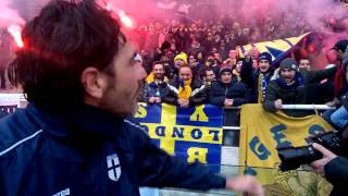 Τέλος της προπόνησης πριν το Reggiana-Parma με τους οπαδούς στο Tardini. (video)