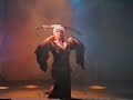 Sarat bailando con sable en Colette