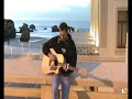 mick hart devant la plage de biarritz jouant en acoustic le titre 