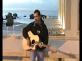mick hart devant la plage de biarritz jouant en acoustic le titre 