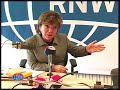 En Colombia el conflicto interno tiene cincuenta años. Por razones históricas y económicas, la región del Urabá es una fragilidad sensible La presencia de grupos guerrilleros y de paramilitares significa la presencia de la muerte, la extorsión y de pérdida de gobernabilidad  La violencia llega en 1994 a un nivel crítico. Ese año la guerrilla plantea que nadie podrá presentarse a las elecciones municipales. Faltando dos días para el 24 de agosto, día de la votación, la Iglesia católica congrega a los grupos políticos para incitarlos a participar en los procesos democráticos, a no abdicar ante las armas. Y empieza el debate para saber quién se presenta. Había una larga lista, pero la gente tenía miedo. Surge un nombre: Gloria Cuartas, mujer conocida de la región, independiente, sin militancia guerrillera, con una visión de trabajo más técnica que política o partidista. Los catorce grupos políticos se ponen entonces de acuerdo, y es así como pasó a ser la candidata única de consenso. Tenía entonces 34 años.La señora Cuartas explica en esta entrevista los alcances de la violencia, y la importancia de la lucha de la sociedad civil por una vida más digna.
