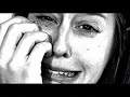 das m�dchen gegen�ber von mir blickt traurig.
ihre augen sind leer,
fr�her konnte man das gl�ck in ihren augen sehen,
ihre haut wirkt blass.
sie presst ihre trockenen lippen aufeinander,
sie will schreien,
sie f�ngt an zu zittern, hat angst.
sie schaut mich an und pl�tzlich rollt eine tr�ne
�ber ihr gesicht.
ich strecke meine hand aus nach ihr,
will das m�dchen streicheln.
doch das einzige, was ich ber�hre,
ist der kalte spiegel gegen�ber von mir .....