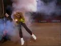Motociclista torpe deja con el cabello encendido a una reportera
