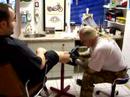 Oerner im Tattoo-Laden
