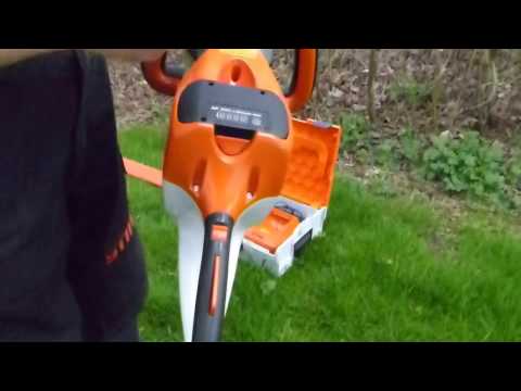 Die Akku-Heckenschere Stihl HSA 86 mit langem Schwert im Einsatz