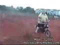 Caida de un gordo en moto