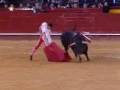 videos de Espectacular cogida a Cayetano Rivera Ordoñez que sólo queda