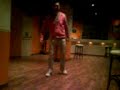 dj choco bailando jumpstyle en su pub a la hora de cerrar