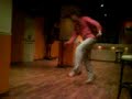 dj choco bailando jumpstyle en su pub a la hora de cerrar