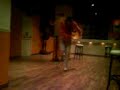 dj choco bailando jumpstyle en su pub a la hora de cerrar