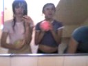 Maíra bebendo água da bexiga :S Maíra bebendo água da bexiga :S