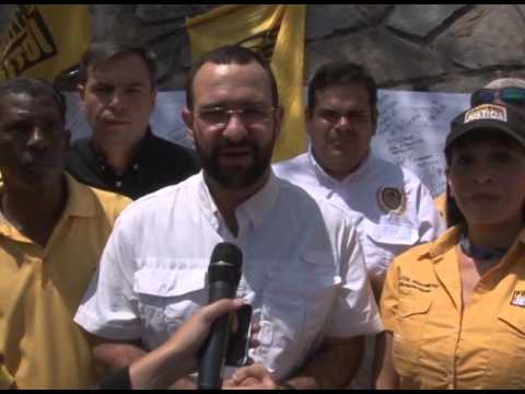 Dirigentes de Primero Justicia realizan una validación popular de las firmas en solicitud del Revocatorio 