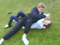 malin och jag brottas