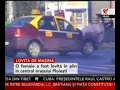 Grav accident rutier în centrul Ploieştiului. O femeie care traversa printr-un loc nepermis a fost lovită în plin de un taximetrist. Întreaga scenă a fost surprinsă de radarul unui echipaj de poliţie.Accidentul s-a produs, în această dimineaţă, la doar câţiva metri de o trecere de pietoni. Imaginile surprinse de radar arată cum femeia de 77 de ani traversează, fără să se asigure, printr-un loc nepermis.Taximetristul, care circula cu viteză regulamentară, spune că a văzut-o târziu pe femeie şi nu a mai putut evita accidentul. Deşi impactul a fost violent, bătrâna s-a ales doar cu o mână ruptă şi a fost imediat externată.Poliţiştii spun că au plasat echipajul radar în acea zonă deoarece mulţi pietoni traversează prin locul nepermis. De la începutul anului, în judeţul Prahova au avut loc 42 de accidente în care au fost implicaţi pietoni.