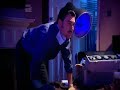 grace � leur lampe bleue, les experts peuvent voir toutes traces de sperme sur les leiux du crime ...