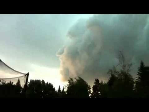 Un nuage sous forme de visage dans le ciel
