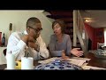 Monique Snoeijen leest nrc.next met John Leerdam.