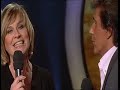 Mary Roos & Frank Michael - Weißt du noch-Je n' oublie pas 2007J'ai connu des chagrins et des peinesQue celles que j'ai aimées s'en souviennentJe n'oublie pas Damals konntest du dich nicht entscheidenwolltest Bindung und Nähe vermeidenauch das ist wahrOn peut tout recommencerAimer encore une fois...maisQuand à vouloir oublierOn ne le peut pasWeißt du noch unsere Melodie aus vergangenen Zeitenihre zarte Melancholie wird uns immer begleitenwird uns immer begleiten.Sind oft Träume auch Illusionwenn man jung ist, wer weiß das schonmancher sucht noch das Paradiesund hat's längst schon gefunden.J'ai volé dans les yeux d'un grand amourLes secrets de son cœur pourtant un jourJe l'ai perdueUns verzehrte die flammende Liebedoch es scheint als ob davon nichts bliebeals Phantasie.Ich hab so vieles geseh'nheut kann ich manches ganz klar seh'naber das muß nicht gescheh'nes war alles so schönWeißt du noch unsere Melodie aus vergangenen Zeitenihre zarte Melancholie wird uns immer begleitenSind oft Träume auch Illusionwenn man jung ist, wer weiß das schonmancher sucht noch das Paradiesund hat's längst schon gefunden.Le premier sourire qui nous charmeEt le goût de ses lèvresNous ramènent au goût de nos larmesQue l'on croit reconnaîtreLe bonheur se mesure parfoisAux amours que je n'oublie pasMais mon cœur veut encore AimerAimer sans rien oublierWenn es auch nicht für immer warweißt du noch je n'oublie pas