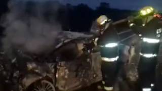 Conductor pierde la vida en choque contra autobus