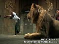 Un León Ataca a una Mujer