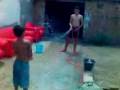 videos de Eudes e Jonatas tomando banho