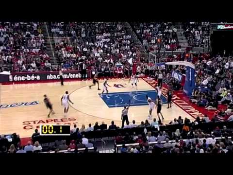 Brandon Roy beats the buzzer against the Clippers