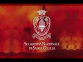 orchestra e coro dell'accademia nazionale di santa cecilia
coro voci bianche di roma
antonio pappano direttore
keith warner regia 
es devlin scene e costumi
ben ormerod lighting designer
lorna heavey video art e design
romane bohringer voce recitante
tch�ky karyo voce recitante
manuel durand voce recitante
susan gritton soprano
isabelle cals soprano
maria radner mezzosoprano
donald litaker tenore
jean-vincent blot basso
carlo maria zanetti voce bianca

honegger jeanne d'arc au b�cher
oratorio drammatico per soli, coro e orchestra 

magnifico affresco musicale pervaso di un misticismo senza tempo, la jeanne d'arc au b�cher di arthur honegger � un unicum nella storia della musica. persuaso che l'opera lirica non avesse futuro, il compositore svizzero era fortemente convinto che il teatro musicale dovesse tener conto delle nuove forme d'arte e delle nuove tecnologie che stavano trasformando il mondo nel corso della prima met� del '900, prima fra tutte il cinema. se infatti vi si ritrovano mescolati l'oratorio di tipo bachiano o schumanniano e il declamato del teatro, questo oratorio drammatico in un prologo e undici scene � strutturato come un film: la narrazione lineare viene continuamente interrotta da veri e propri flashback, introdotti con la stessa tecnica della dissolvenza. l'intrecciarsi vario e spesso convulso di canto e recitazione contribuisce ad accentuare la forza tragica del soggetto; spezzoni parlati, melologhi, declamati a tempo, canto vero e proprio si susseguono creando un'alternanza di toni e sentimenti di straordinaria efficacia drammatica. fu la danzatrice e direttrice artistica ida rubinstein, suggestionata dalla visione del film di dreyer la passione di giovanna d'arco, capolavoro dell'epoca del muto, a commissionare ad honegger e al poeta paul claudel un lavoro ispirato agli atti di uno dei processi pi� celebri della storia. testo e musica risentono di quella sensibilit� profondamente cattolica di certa cultura francese tra le due guerre mondiali, ma - come dice il regista keith warner, che per l'inaugurazione della stagione sinfonica 2008-09 curer� della jeanne d'arc l'allestimento in forma semi-scenica - 