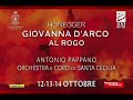orchestra e coro dell'accademia nazionale di santa cecilia
coro voci bianche di roma
antonio pappano direttore
keith warner regia 
es devlin scene e costumi
ben ormerod lighting designer
lorna heavey video art e design
romane bohringer voce recitante
tch�ky karyo voce recitante
manuel durand voce recitante
susan gritton soprano
isabelle cals soprano
maria radner mezzosoprano
donald litaker tenore
jean-vincent blot basso
carlo maria zanetti voce bianca

honegger jeanne d'arc au b�cher
oratorio drammatico per soli, coro e orchestra 

magnifico affresco musicale pervaso di un misticismo senza tempo, la jeanne d'arc au b�cher di arthur honegger � un unicum nella storia della musica. persuaso che l'opera lirica non avesse futuro, il compositore svizzero era fortemente convinto che il teatro musicale dovesse tener conto delle nuove forme d'arte e delle nuove tecnologie che stavano trasformando il mondo nel corso della prima met� del '900, prima fra tutte il cinema. se infatti vi si ritrovano mescolati l'oratorio di tipo bachiano o schumanniano e il declamato del teatro, questo oratorio drammatico in un prologo e undici scene � strutturato come un film: la narrazione lineare viene continuamente interrotta da veri e propri flashback, introdotti con la stessa tecnica della dissolvenza. l'intrecciarsi vario e spesso convulso di canto e recitazione contribuisce ad accentuare la forza tragica del soggetto; spezzoni parlati, melologhi, declamati a tempo, canto vero e proprio si susseguono creando un'alternanza di toni e sentimenti di straordinaria efficacia drammatica. fu la danzatrice e direttrice artistica ida rubinstein, suggestionata dalla visione del film di dreyer la passione di giovanna d'arco, capolavoro dell'epoca del muto, a commissionare ad honegger e al poeta paul claudel un lavoro ispirato agli atti di uno dei processi pi� celebri della storia. testo e musica risentono di quella sensibilit� profondamente cattolica di certa cultura francese tra le due guerre mondiali, ma - come dice il regista keith warner, che per l'inaugurazione della stagione sinfonica 2008-09 curer� della jeanne d'arc l'allestimento in forma semi-scenica - 
