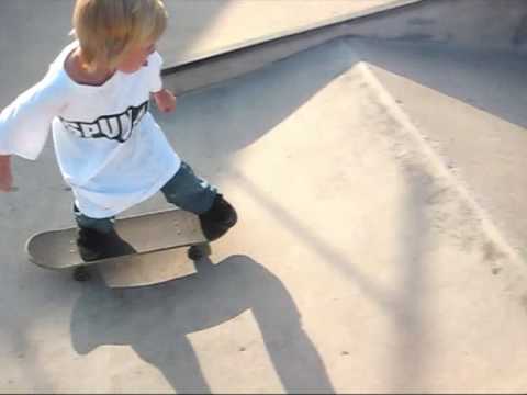 Awesome 5 year old skateboarder