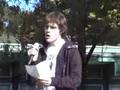澳洲帅哥詹凯明四川地震赈灾会上演唱童话