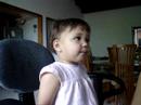SOFIA ENTRETENIDA EN LA COMPU