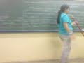 Professora com o cabo de vassoura