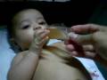 Anna Tereza tomando suquinho