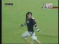 videos de Player Attacks Football Streaker