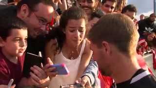 Hysterischer Fan trifft Steven Gerrard