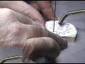 Cortando um pinh�o de madeira