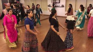 Teen Taali Garba and Dandiya training - Garba round step - Karan Jodhani with students