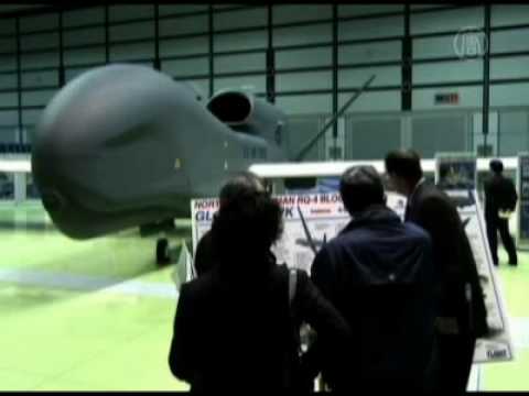 fabricante de aviones - El Fabricante de aviones militares, Northrop Grumman, exhibió este miércoles en Tokio una maqueta a escala real del avión espía, Global Hawk, con la esperanz...