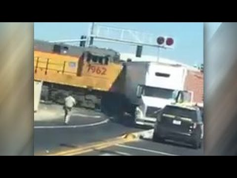 Impactante accidente de un tren con un camión 