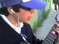 Hernancito tocando y cantando