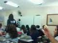 Click here to watch this video Professor Emílio tentando acertar a cesta de lixo