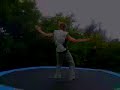 mikkel og oliver p� trampolin