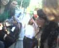 Cantando en las gradas X)