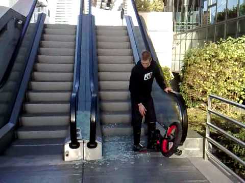 Como romper escalera mecanica con uniciclo