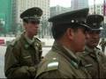 En medio de acoso de civiles, a la usanza del gobierno militar entregan carta pidiendo renuncia de ministro Tokman.
